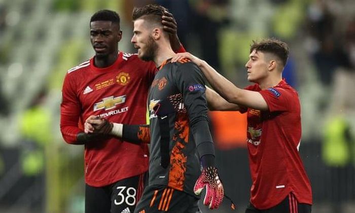 Khoảnh khắc kém may mắn của De Gea khiến Man Utd bỏ lỡ cơ hội giành danh hiệu đầu tiên sau 4 năm chờ đợi. Thủ môn người Tây Ban Nha được đồng đội an ủi sau thất bại cay đắng trên sân Gdansk.