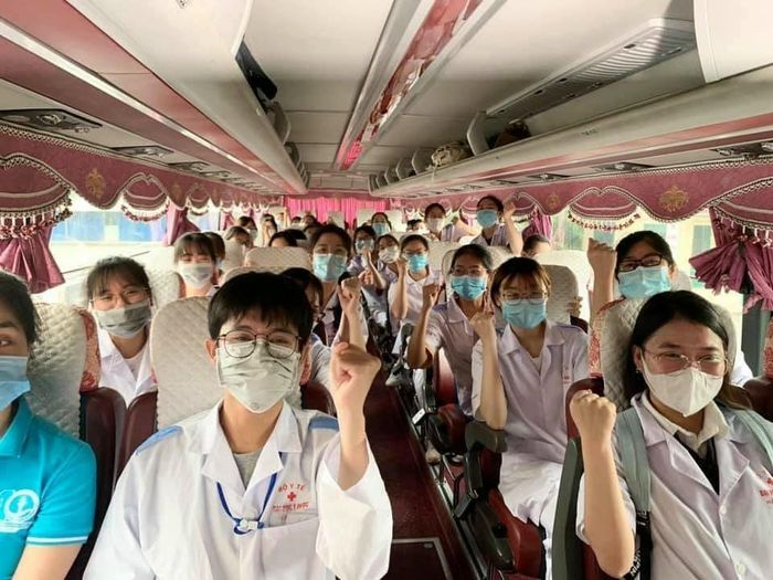  Sinh viên Đại học Y dược Hải Phòng lên đường chi viện cho Bắc Giang. Ảnh: HPMU. 
