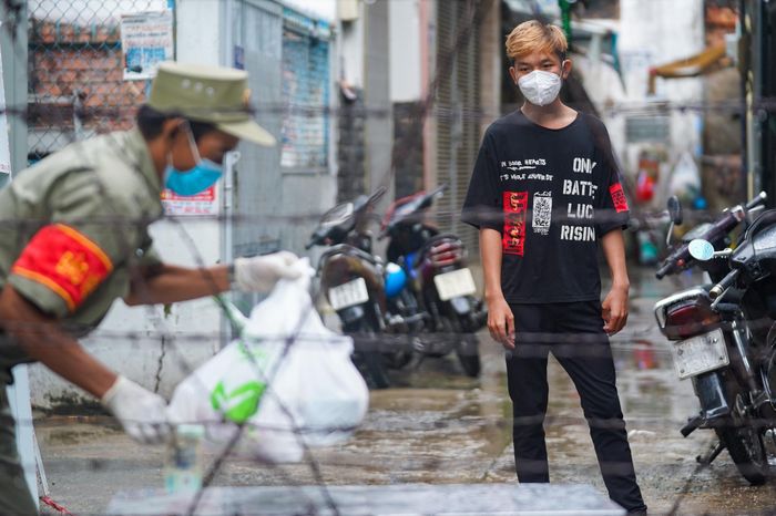 Nhiều khu vực tại TP.HCM bị phong tỏa do liên quan ca mắc Covid-19. Ảnh: Chí Hùng.
