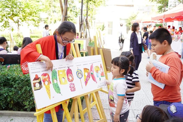 Thiếu nhi Việt tò mò với cuốn Chú sâu háu ăn trong một ngày hội sách tranh năm 2019. Ảnh: Quảng Văn. 