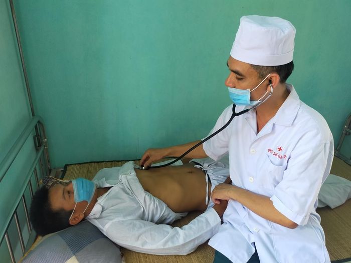 Quân y Bệnh xá Sư đoàn 375 khám bệnh cho quân nhân.