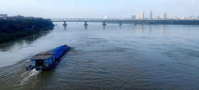 Từ trên cầu Long Biên nhìn xuống, con sông Hồng bỗng trầm lắng hơn 