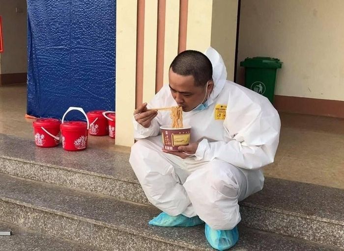 Y sỹ Hà Quang Huy, Bệnh viện Y học cổ truyền Yên Bái tranh thủ ăn trưa tại khu cách ly số 7. (Ảnh: TTXVN)