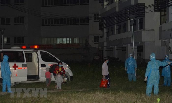 Bệnh viên dã chiến tại Bệnh viện Bạch Mai cơ sở 2 tại Hà Nam tiếp nhận các trường hợp F1 có bệnh lý nền nặng, già yếu, trẻ em. (Ảnh: TTXVN)