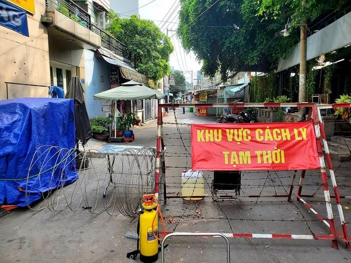 Thành phố Hồ Chí Minh phong tỏa nhiều nơi liên quan đến ca COVID-19 ngụ quận Gò Vấp. (Ảnh: TTXVN)
