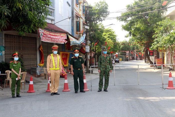 Cách ly y tế tạm thời Thị trấn Quế, Huyện Kim Bảng (Hà Nam) để truy vết F1, F2 của bệnh nhân dương tính SARS-CoV-2 liên quan đến bệnh viên K3 cơ sở Tân Triều. (Ảnh: TTXVN)