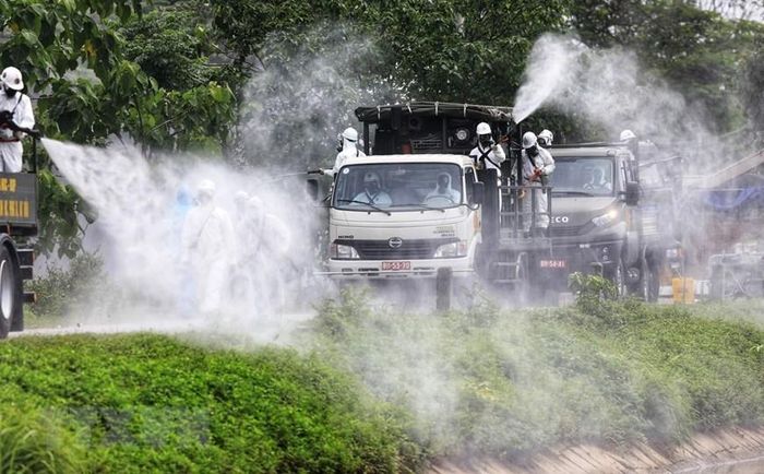 Bộ đội hóa học phun thuốc khử khuẩn toàn bộ khuân viên Bệnh viện Nhiệt đới Trung ương cơ sở 2. (Ảnh: TTXVN)