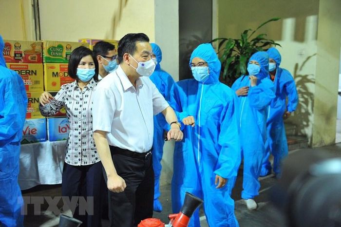 Chủ tịch UBND Thành phố Hà Nội Chu Ngọc Anh tiễn và động viên y, bác sỹ đi hỗ trợ tỉnh Bắc Giang phòng, chống dịch COVID-19. (Ảnh: TTXVN)