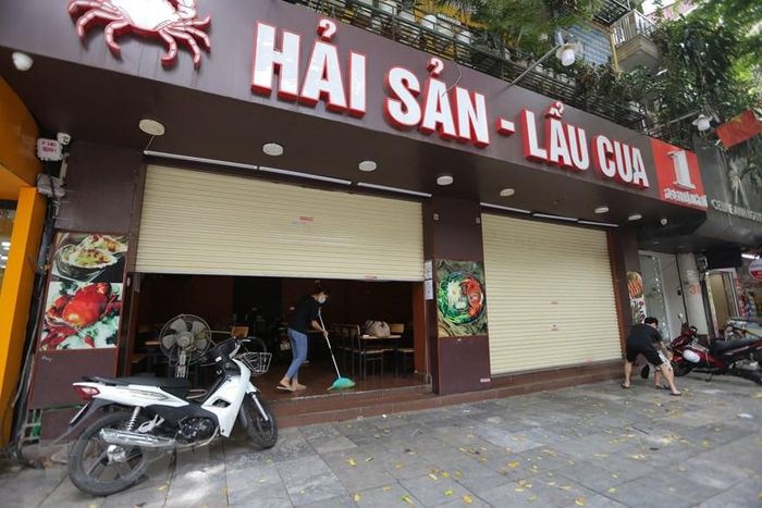 Thành phố Hà Nội, từ 12h00 ngày 25/5/2021 tạm dừng hoạt động một số cơ sở kinh doanh dịch vụ để đảm bảo phòng, chống dịch bệnh COVID-19. (Ảnh: TTXVN)