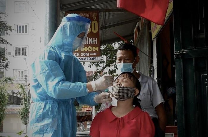 Lấy mẫu xét nghiệm cho các trường hợp liên quan và một số hộ dân sống ở tổ 4, phường Tân An,Thị xã Nghĩa Lộ (Yên Bái). (Ảnh: TTXVN)