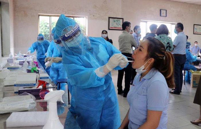 Thành phố Hải Phòng tổ chức lấy mẫu xét nghiệm COVID-19 diện rộng đối với công nhân làm việc tại các khu công nghiệp. (Ảnh: TTXVN)