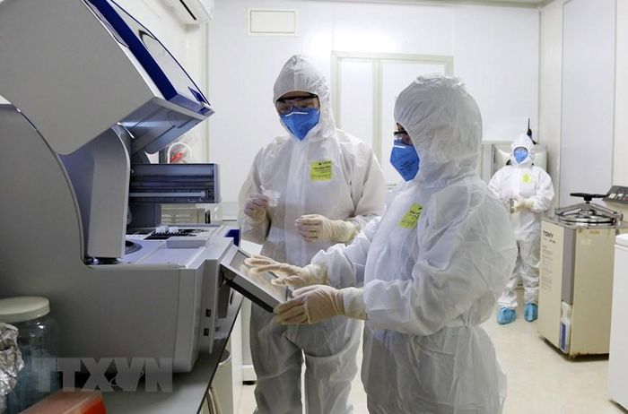 Xét nghiệm SARS-CoV-2 đối với những trường hợp liên quan đến đoàn chuyên gia Trung Quốc cách ly tại khách sạn Như Nguyệt 2 (thành phố Yên Bái). (Ảnh: TTXVN)