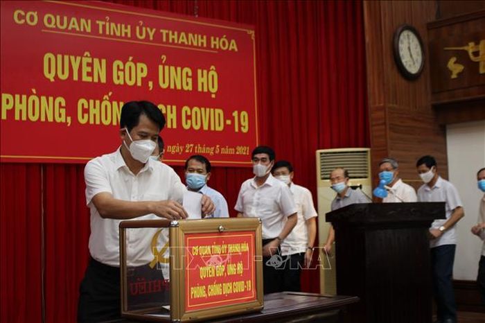 Cán bộ, công chức, viên chức, người lao động của các Ban, Ủy ban Kiểm tra, Văn phòng Tỉnh ủy Thanh Hóa, Đảng ủy Khối cơ quan và doanh nghiệp tỉnh Thanh Hóa đã ủng hộ tối thiểu một ngày lương, ngày công để chung tay cùng Đảng, Nhà nước và nhân dân quyết tâm đẩy lùi dịch, bệnh. Ảnh: Hoa Mai/TTXVN