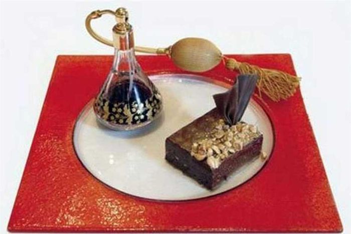 Brownie Extraordinaire là món ăn nổi tiếng được bán tại nhà hàng Brule nằm ở thành phố Atlantic. Nó được làm từ sô-cô-la đen được bao phủ bởi quả phỉ nhập khẩu từ Ý với giá 1.000 USD. Vào Valentine, món ăn này lên tới 15.000 USD.
