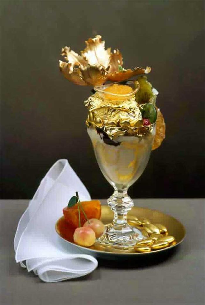 Sundae vàng là món tráng miệng ngon nhất từng được sản xuất trên thế giới. Đây là món ăn đặc biệt của nhà hàng nổi tiếng Serendipity 3 ở New York, và giá của món ăn này là gần 1.000 USD.