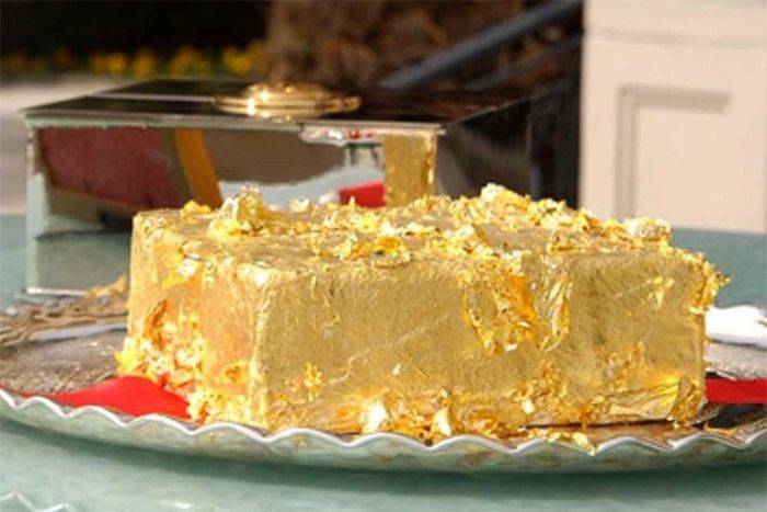 Bánh vàng của Sultan giống như một viên gạch vàng do vẻ ngoài của nó. Đây là món ăn đặc biệt của Ciragan Palace ở Istanbul, và giá của món tráng miệng nổi tiếng này là 1.000 USD.
