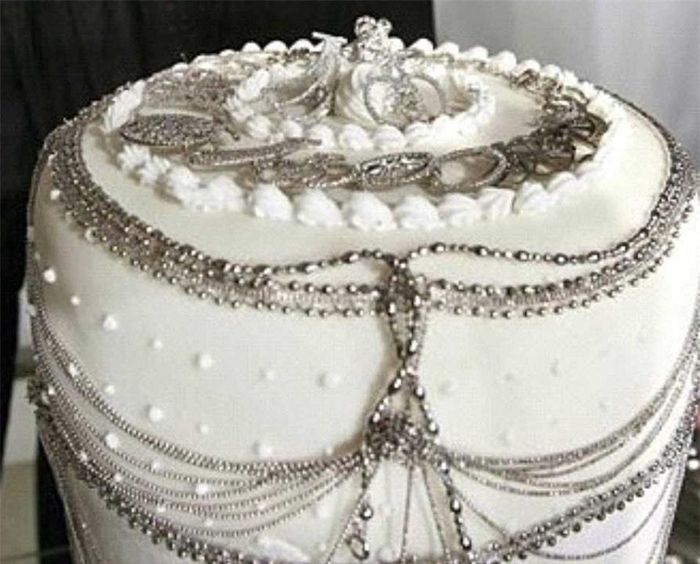 Bánh bạch kim là phát minh của một đầu bếp người Nhật gọi là Nobue Ikara, và giá của món ăn này là 130.000 USD.