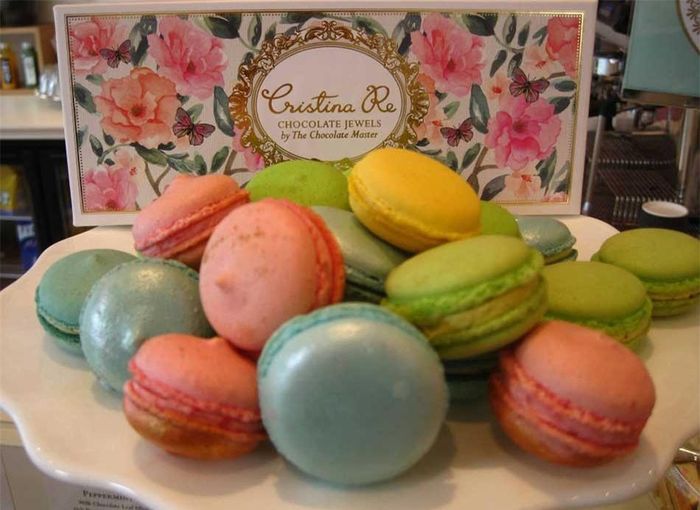 Macaroons Haute Couture là món tráng miệng rất nổi tiếng trên toàn thế giới. Đầu bếp nổi tiếng người Pháp Pierre Herme là người phát minh ra nó. Giá của món tráng miệng ngon này là 7.414 USD.