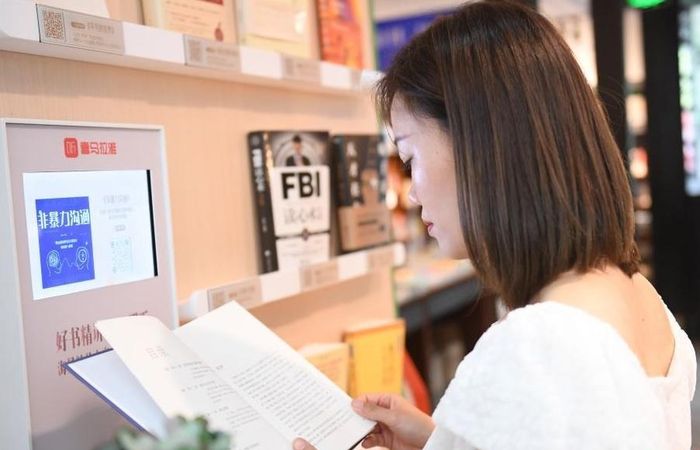 Độc giả có thể vừa nghe phiên bản sách nói, vừa lướt xem cuốn sách đó. Ảnh: Sznews.