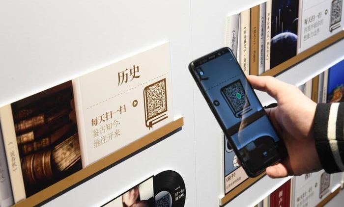 Với một chiếc điện thoại hoặc máy tính bảng, bạn đọc có thể quét mã QR để nghe sách. Ảnh: Sznews.