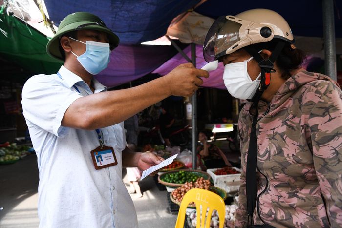 Người dân tới chợ đều được kiểm tra thân nhiệt cẩn thận. Với những trường hợp không mang thẻ hoặc có dấu hiệu ho sốt, ban quản lý chợ sẽ yêu cầu họ trở về nhà.