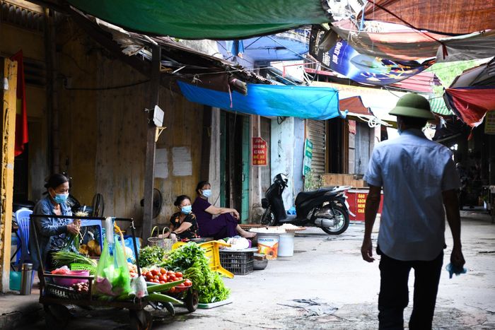 Phía trong chợ, cảnh tượng vắng lặng chưa từng có. Các mặt hàng được phép bán ở chợ là thực phẩm và đồ dùng thiết yếu.