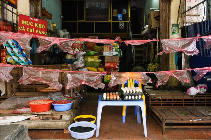 Một số hộ gia đình sinh sống trong chợ tự làm thêm những sợi dây chắn bằng vật liệu thô sơ để đảm bảo khoảng cách giữa người mua, người bán.