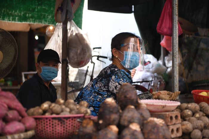 Nhiều người bán hàng tự trang bị thêm kính chống giọt bắn để đảm bảo an toàn cho bản thân.