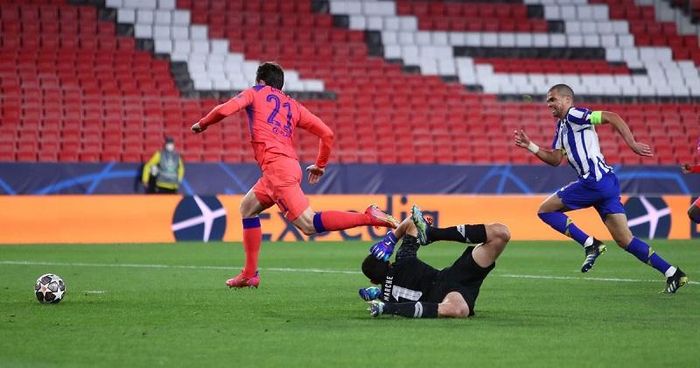 Chilwell ghi bàn vào lưới Porto ở trận Tứ kết C1 mùa này