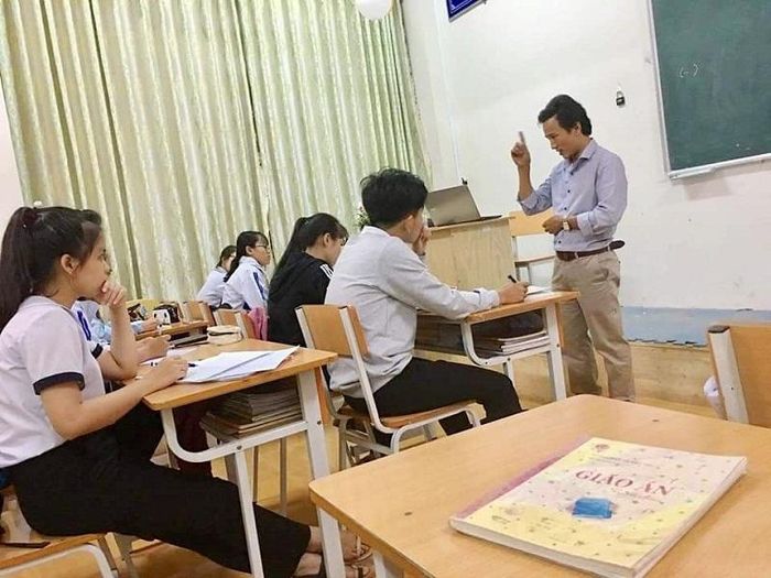 Một buổi học miễn phí môn Ngữ văn tại Trường THPT Đồng Lộc. 