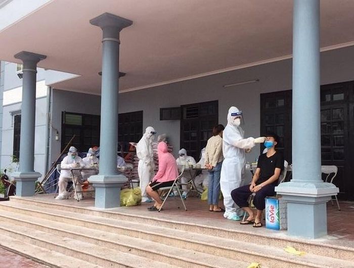 Các y bác sĩ tỉnh Yên Bái đang giúp Bắc Giang chống dịch. 