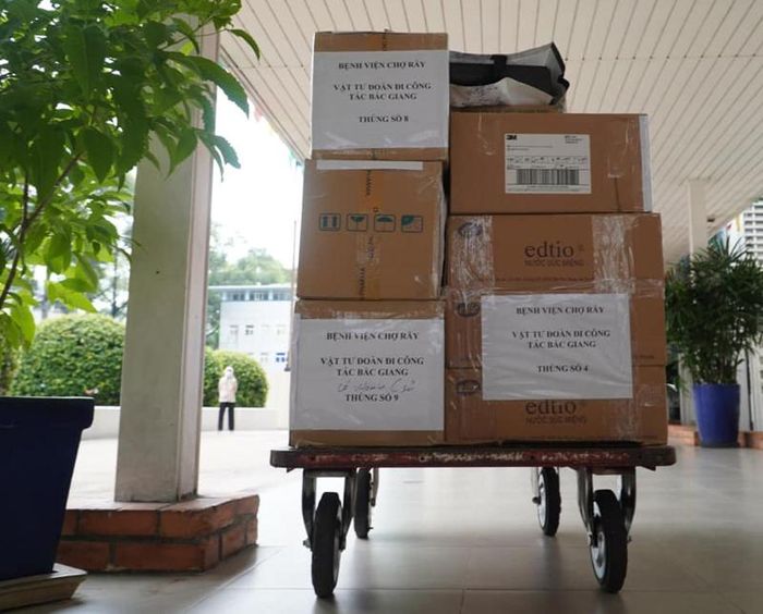 Bệnh viện chi viện người và vật tư cho tâm dịch Bắc Giang. 