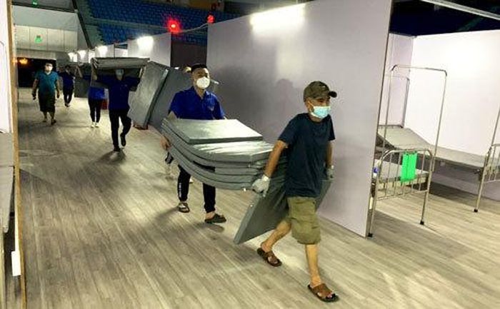 Anh Hiếu (áo đen đi đầu) cùng các tình nguyện viên ở Bệnh viện dã chiến số 2 Bắc Giang