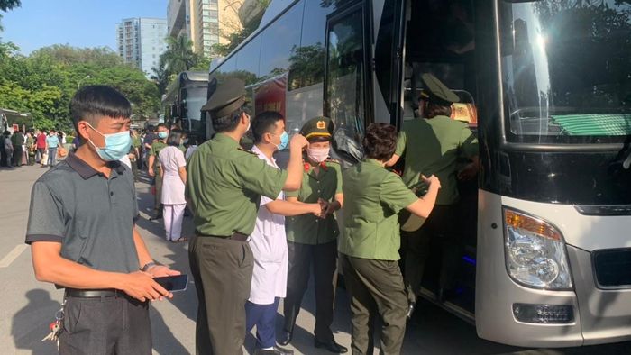 Những cán bộ, y bác sĩ này sẽ về giúp sức ở Bệnh viện Dã chiến số 2 tỉnh Bắc Giang. Ảnh: Phạm Tâm