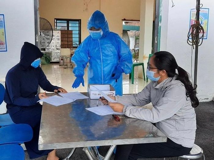 Hướng dẫn người dân khai báo y tế tại Trạm Y tế xã Tăng Tiến, huyện Việt Yên, tỉnh Bắc Giang. Ảnh: CDC Yên Bái