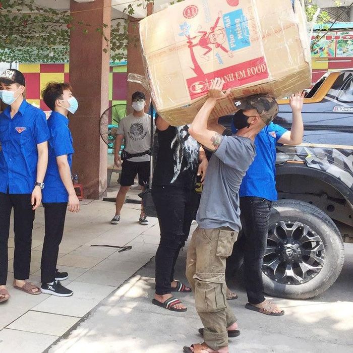 Anh Hiếu phụ trách bốc xếp hàng hóa, vận chuyển hàng hóa, nhu yếu phẩm đến các vùng dịch, khu cách ly. Ảnh: Tỉnh Đoàn Bắc Giang cung cấp