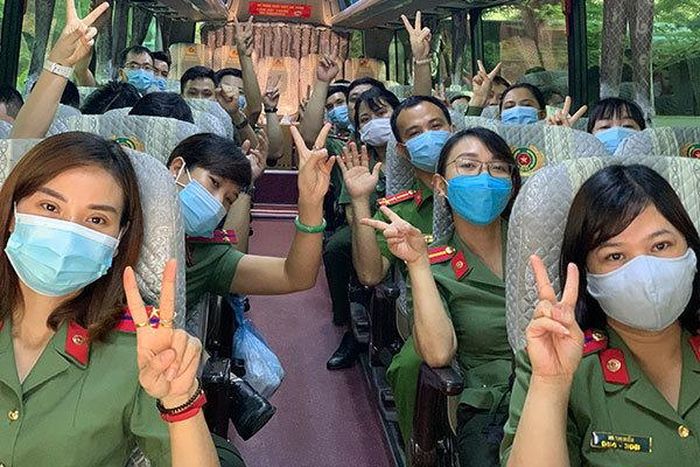Các y bác sĩ Công an nhân dân gác lại tất cả việc gia đình, việc cơ quan để tình nguyện tham gia phòng chống dịch. 