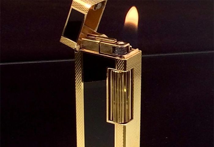 Dunhill Gold Apex 13.000 USD (tương đương 299 triệu đồng) được làm từ 18 karat vàng. Đây là phiên bản giới hạn lấy cảm hứng từ Elvis Presley./.