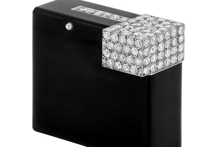 34.375 USD (tương đương 790 triệu đồng) được làm bằng bạch kim, trang trí những viên kim cương nặng 2,75 karat.