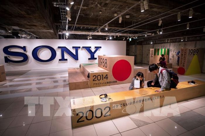 Khách tham quan tại triển lãm kỷ niệm 40 năm ngày chiếc Walkman đầu tiên của Sony ra đời ở Tokyo, Nhật Bản, ngày 10/7/2019. Ảnh: AFP/TTXVN