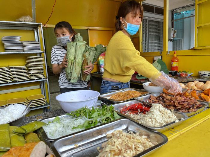 Từng bó lá se được chủ quán đặt mua ở xứ sen Đồng Tháp về để gói xôi cho khách. Ảnh: Hoàng Ngọc