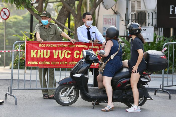 Ngày 14/5, chuyên gia này đến công ty lấy mẫu xét nghiệm lần 1 và cho kết quả âm tính. Sau đó, người này quay về quận Tây Hồ tự cách ly.