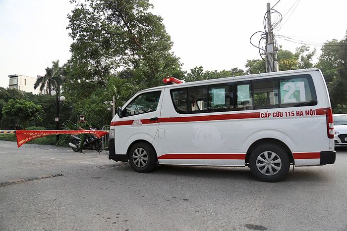 Khoảng 17h, xe cứu thương xuất hiện tại khu vực này.