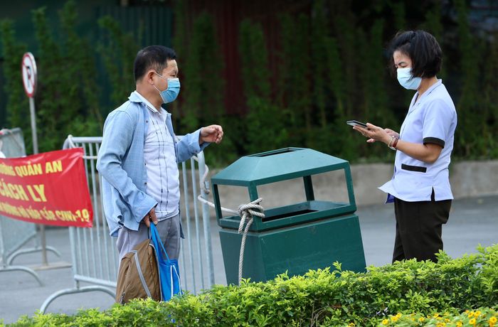 "Chính quyền cho phong tỏa cả tòa nhà 23 tầng để rà soát các F1, F2 và cho lấy mẫu xét nghiệm, đưa đi cách ly. Nếu các kết quả kết nghiệm âm tính sẽ cho gỡ phong tỏa", Chủ tịch UBND quận Tây Hồ nói.