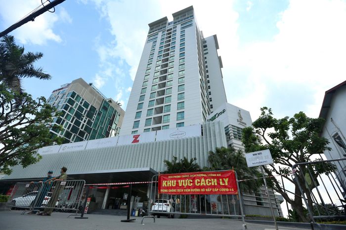 Chiều 29/5, khách sạn cao cấp Fraser Suites (51 Xuân Diệu, Tây Hồ, Hà Nội) bị phong tỏa tạm thời. Lực lượng chức năng căng dây, lắp rào chắn xung quanh khuôn viên tòa nhà. Chủ tịch UBND quận Tây Hồ cho biết một ca dương tính với SARS-CoV-2 lưu trú tại tầng 17 khách sạn này. Người này quốc tịch Nhật Bản, là chuyên gia của Công ty TNHH Canon Việt Nam ở khu công nghiệp Quế Võ, Bắc Ninh.