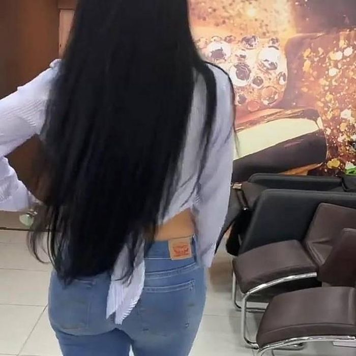 Không chỉ gây ấn tượng mạnh với cơ thể bốc lửa, Rielle còn sở hữu gu thời trang độc lạ, thậm chí có phần khó hiểu.