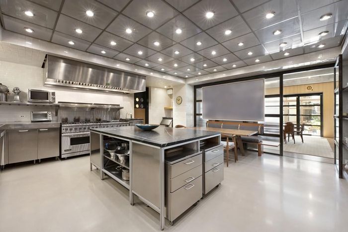  Nhà bếp hiện đại, rộng lớn, mang phong cách cởi mở, được trang hoàng với đầy đủ công cụ nấu nướng cao cấp. 