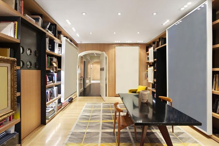  Một số tiện ích nổi bật khác của căn nhà phố này có thể kể đến phòng chiếu phim, hầm rượu, phòng tập thể dục, và thư viện. 