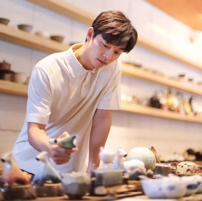  Trong một chương trình tạp kỹ, Gong Yoo tiết lộ mối tình đầu của anh xảy ra từ năm nhất đại học. Với sự giúp đỡ của một người bạn, sao phim Train to Busan xin được số điện thoại và hẹn hò với hoa khôi trường bên cạnh. Theo Beauty, nam diễn viên căng thẳng khi đối diện người khác giới. Cuối cùng, họ không thể tiến xa. Trong cuộc tái ngộ ở TV Love của KBS, bạn gái năm xưa của Gong Yoo tiết lộ thời điểm đó cô chỉ chú tâm vào việc học, không muốn hẹn hò dù nam diễn viên là người tốt bụng. Ảnh: Managenment Snoop. 