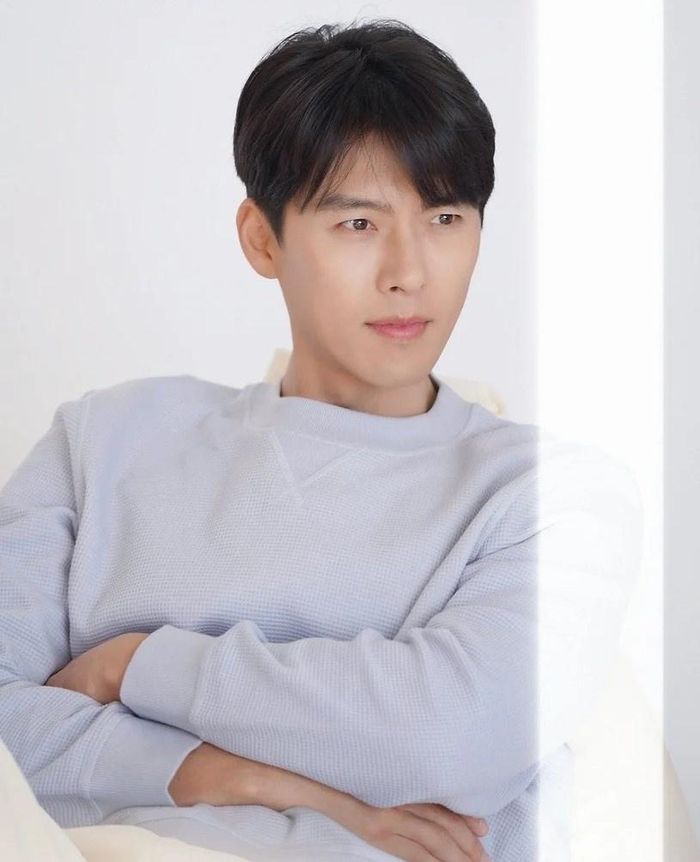  Hyun Bin có mối tình đầu lúc học trung học. Hai người quen biết thông qua chuyến du lịch chung của một người bạn. Theo Beauty, sao phim Hạ cánh nơi anh có mối tình đầu trong sáng. Họ thường trò chuyện qua điện thoại, thỉnh thoảng hẹn hò. "Hyun Bin thể hiện tình yêu thầm lặng nhưng sâu sắc. Anh thường mua đồ ăn gửi đến nhà của bạn gái, để tâm đến sở thích của người yêu", tạp chí Beauty cho biết. Ảnh: Vast Entertainment. 
